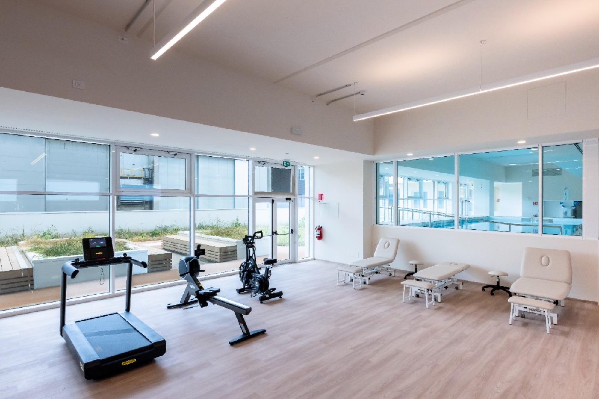 Palestra riabilitativa del Centro Clinico Quarenghi, con tapis roulant, cyclette e lettini